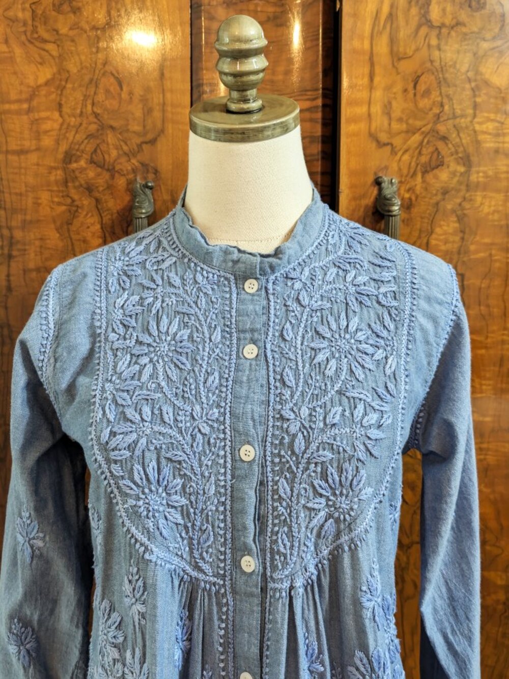 Kyla Seo Blue Chambray Embroidered Babydoll Blouse S Button Front Boho Peasant - Picture 4 of 7